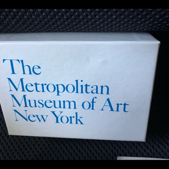 Floral Collectors Pin - Picture 4 of 4